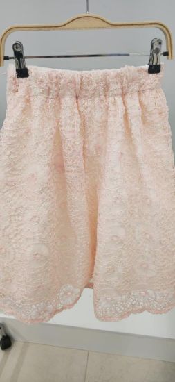 صورة طقم تيور بوزة لؤلؤية وفينكة كرستال وتنوره دانتيل فرنسي